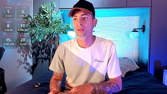 Snapshot of DrakeNeumann chatting on 10/20/25, 03:29 DrakeNeumann online show from 10/20/25, 03:29