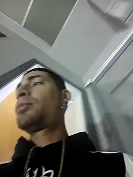 Snapshot of DrakeNeumann chatting on 10/25/25, 02:41 DrakeNeumann online show from 10/25/25, 02:41