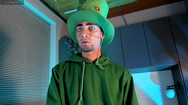 Snapshot of DrakeNeumann chatting on 10/29/25, 03:53 DrakeNeumann online show from 10/29/25, 03:53