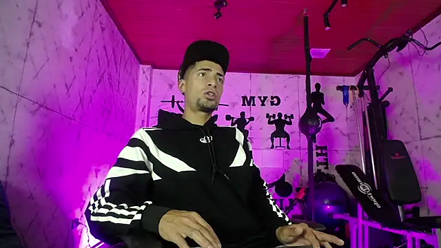 Snapshot of DrakeNeumann chatting on 11/04/25, 03:05 DrakeNeumann online show from 11/04/25, 03:05