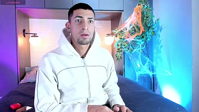 Snapshot of DrakeNeumann chatting on 11/08/25, 03:50 DrakeNeumann online show from 11/08/25, 03:50