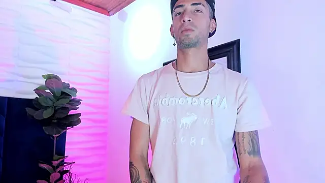 Snapshot of DrakeNeumann chatting on 11/19/25, 03:50 DrakeNeumann online show from 11/19/25, 03:50