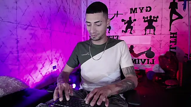 Snapshot of DrakeNeumann chatting on 12/02/25, 03:45 DrakeNeumann online show from 12/02/25, 03:45