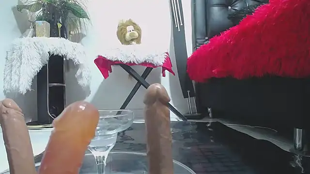 marilyn jon3s online show from 12/21/25, 10:44