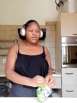 Snapshot of Sexymamibo chatting on 03/13/25, 11:41 Sexymamibo online show from 03/13/25, 11:41