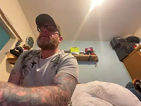 Snapshot of Tattooednakedguy chatting on 04/04/26, 07:00 Tattooednakedguy online show from 04/04/26, 07:00