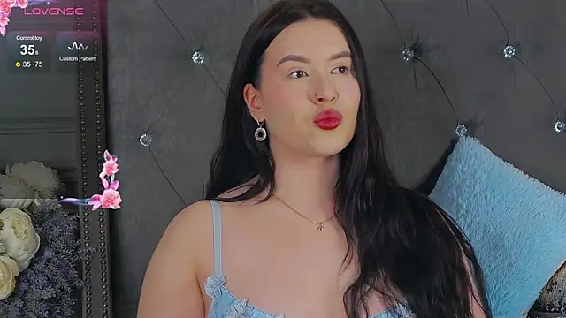 Snapshot of TrishaWinslet chatting on 01/11/25, 03:42 TrishaWinslet online show from 01/11/25, 03:42