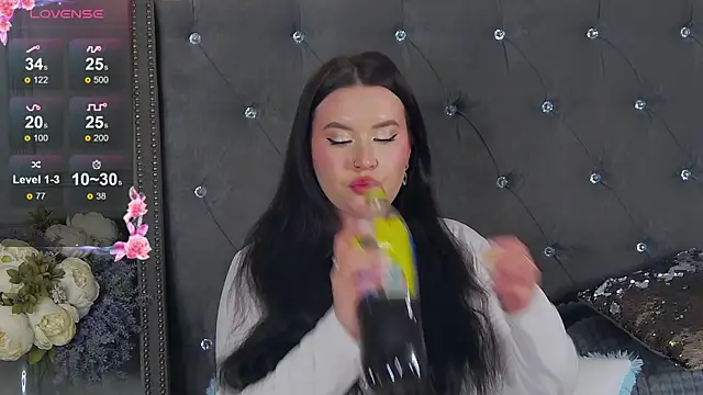 Snapshot of TrishaWinslet chatting on 01/11/25, 08:43 TrishaWinslet online show from 01/11/25, 08:43