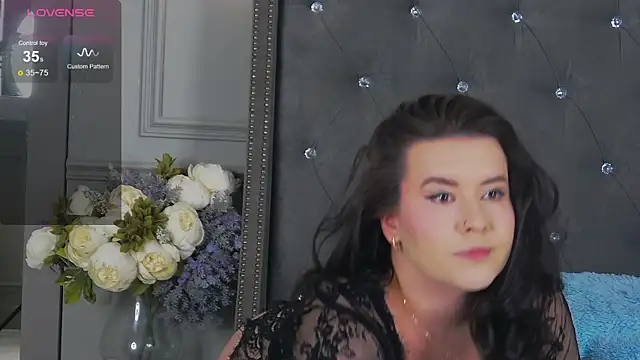 Snapshot of TrishaWinslet chatting on 02/07/25, 02:29 TrishaWinslet online show from 02/07/25, 02:29