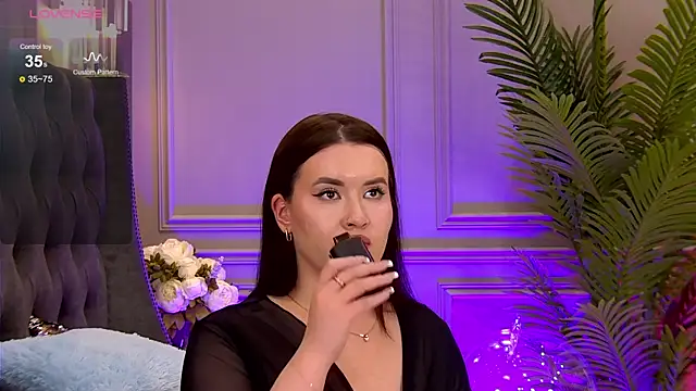 Snapshot of TrishaWinslet chatting on 02/10/25, 01:01 TrishaWinslet online show from 02/10/25, 01:01