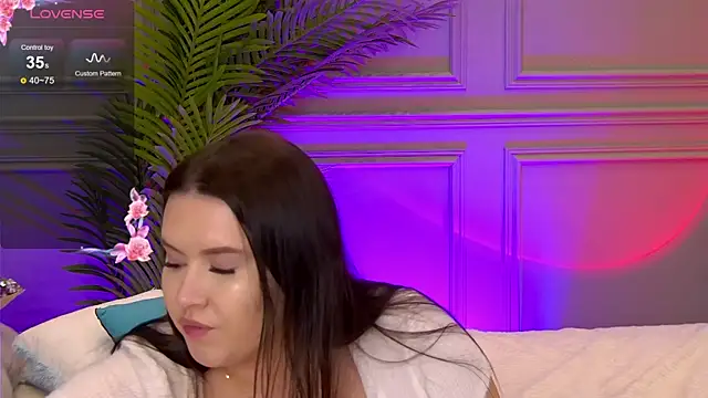 Snapshot of TrishaWinslet chatting on 03/11/25, 06:53 TrishaWinslet online show from 03/11/25, 06:53