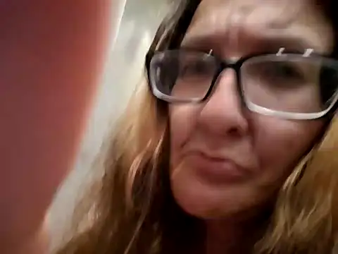 ILUV2TUCHMYKITTY online show from 09/15/25, 01:33