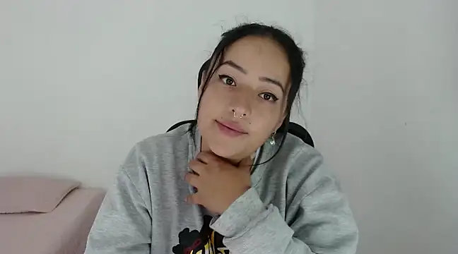 jjulietha95 online show from 12/18/24, 07:15