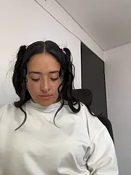 jjulietha95 online show from 01/31/25, 09:26