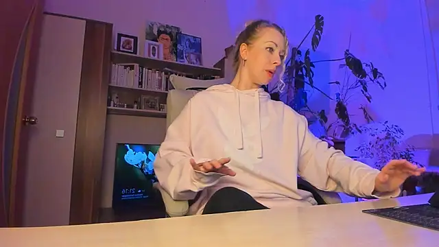 Snapshot of LylithSkye chatting on 04/17/26, 05:16 LylithSkye online show from 04/17/26, 05:16