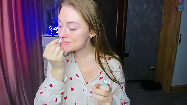 Demure Smile online show from 09/18/25, 04:14