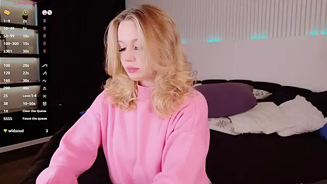 Snapshot of AliceMorr chatting on 12/14/24, 08:34 AliceMorr online show from 12/14/24, 08:34