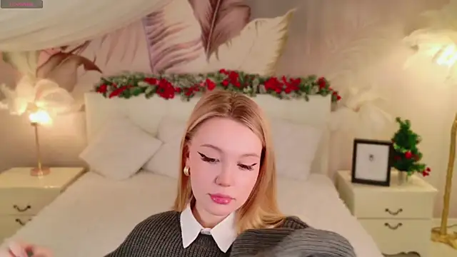 Snapshot of AliceMorr chatting on 12/18/24, 08:20 AliceMorr online show from 12/18/24, 08:20