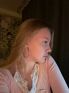 Snapshot of AliceMorr chatting on 12/20/24, 05:18 AliceMorr online show from 12/20/24, 05:18