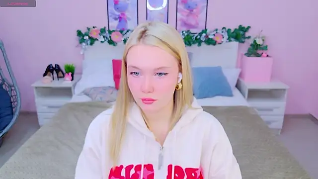 Snapshot of AliceMorr chatting on 01/12/25, 08:04 AliceMorr online show from 01/12/25, 08:04