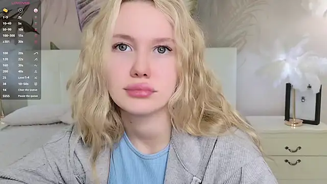 Snapshot of AliceMorr chatting on 02/02/25, 12:13 AliceMorr online show from 02/02/25, 12:13