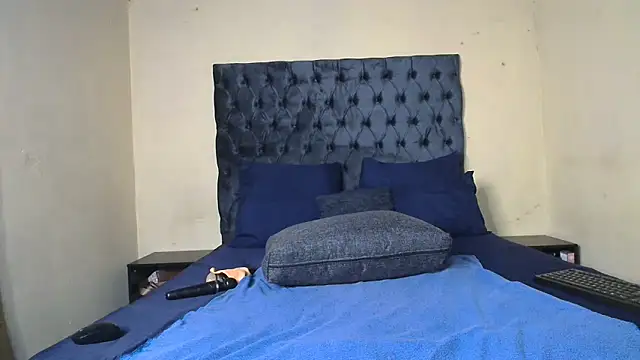 Snapshot of CANDY-X-LOVE-xx chatting on 10/21/25, 06:52 CANDY-X-LOVE-xx online show from 10/21/25, 06:52