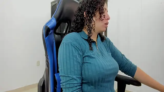 Snapshot of aixa_15 chatting on 09/16/25, 12:06 aixa 15 online show from 09/16/25, 12:06