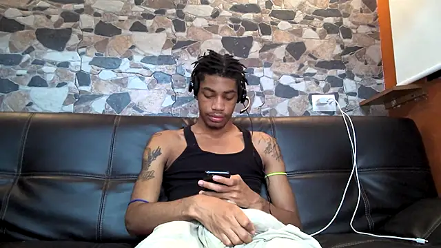 Snapshot of Skinnyblackman chatting on 04/23/26, 04:35 Skinnyblackman online show from 04/23/26, 04:35