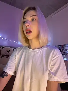 Snapshot of _urbestie_ chatting on 04/25/26, 10:40 urbestie online show from 04/25/26, 10:40