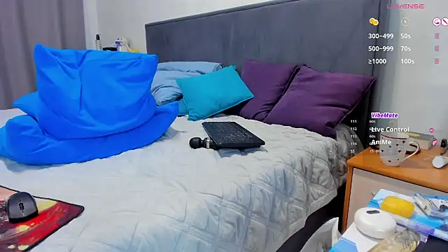 Snapshot of _Luna_Ly chatting on 11/19/25, 03:39 Luna Ly online show from 11/19/25, 03:39