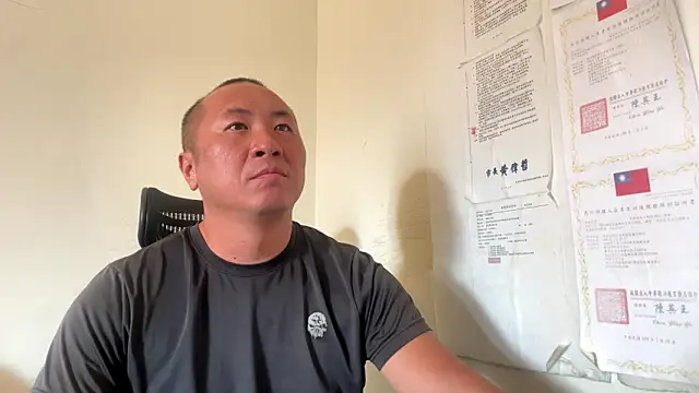 Snapshot of chih515 chatting on 11/04/25, 01:27 chih515 online show from 11/04/25, 01:27