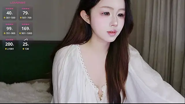 Snapshot of Hazel-11 chatting on 01/18/26, 02:21 Hazel-11 online show from 01/18/26, 02:21