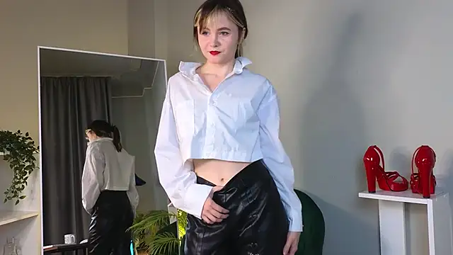 Snapshot of CiriRianonn chatting on 09/22/25, 04:25 CiriRianonn online show from 09/22/25, 04:25