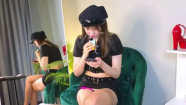 Snapshot of CiriRianonn chatting on 09/23/25, 04:59 CiriRianonn online show from 09/23/25, 04:59