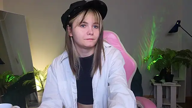 Snapshot of CiriRianonn chatting on 09/28/25, 04:29 CiriRianonn online show from 09/28/25, 04:29