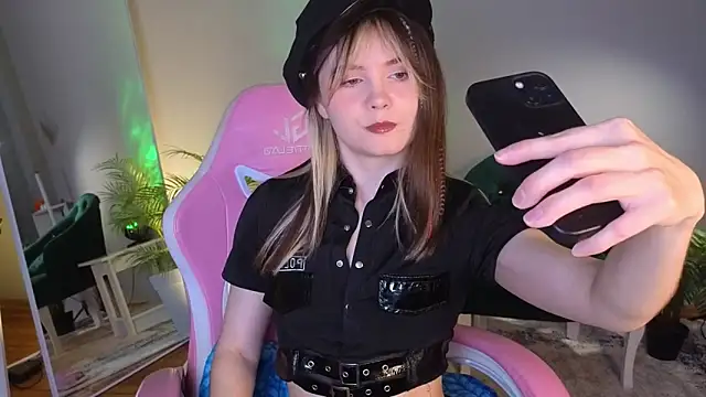 Snapshot of CiriRianonn chatting on 11/07/25, 04:23 CiriRianonn online show from 11/07/25, 04:23