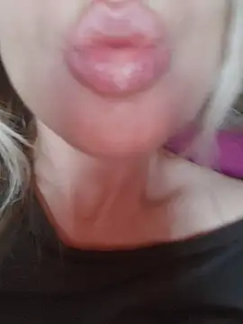 Snapshot of Linda_999 chatting on 01/11/25, 09:57 Linda 999 online show from 01/11/25, 09:57