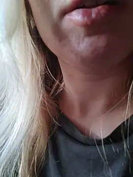 Snapshot of Linda_999 chatting on 02/24/25, 01:42 Linda 999 online show from 02/24/25, 01:42