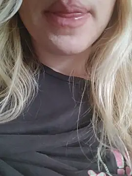 Snapshot of Linda_999 chatting on 03/02/25, 12:54 Linda 999 online show from 03/02/25, 12:54