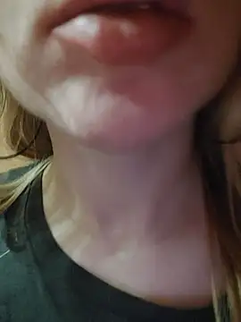 Snapshot of Linda_999 chatting on 03/10/25, 03:52 Linda 999 online show from 03/10/25, 03:52