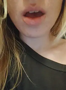 Snapshot of Linda_999 chatting on 09/22/25, 10:34 Linda 999 online show from 09/22/25, 10:34