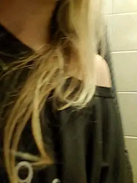 Snapshot of Linda_999 chatting on 10/13/25, 11:05 Linda 999 online show from 10/13/25, 11:05