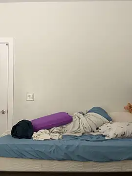 Snapshot of yfui221 chatting on 04/15/26, 05:42 yfui221 online show from 04/15/26, 05:42