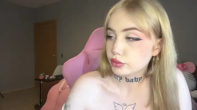 Snapshot of hanna_cry_baby chatting on 03/19/25, 02:46 hanna cry baby online show from 03/19/25, 02:46