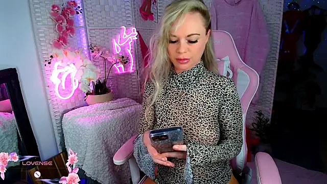 Snapshot of EllieKarrX chatting on 12/12/24, 08:57 EllieKarrX online show from 12/12/24, 08:57