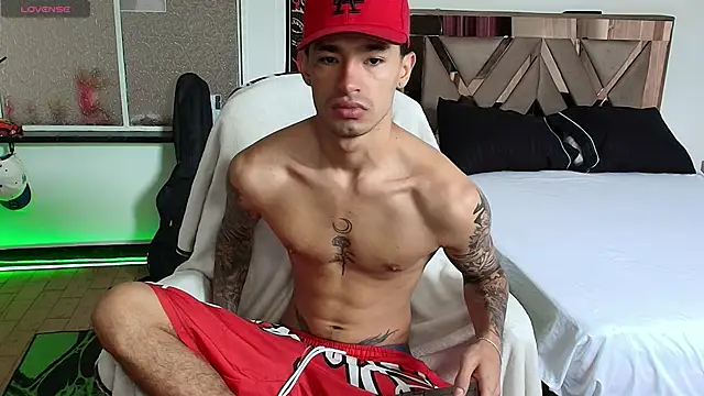 Snapshot of Damon__333 chatting on 10/30/25, 04:41 Damon 333 online show from 10/30/25, 04:41