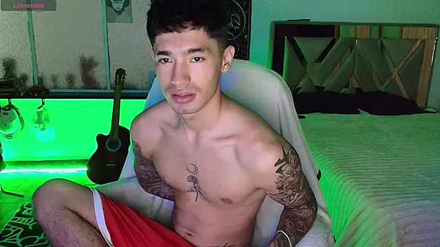 Snapshot of Damon__333 chatting on 11/10/25, 11:37 Damon 333 online show from 11/10/25, 11:37