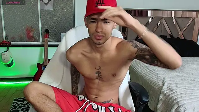 Snapshot of Damon__333 chatting on 11/15/25, 05:20 Damon 333 online show from 11/15/25, 05:20