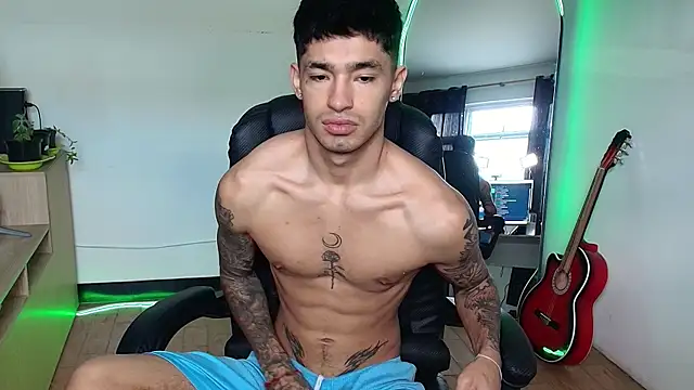 Snapshot of Damon__333 chatting on 11/18/25, 06:12 Damon 333 online show from 11/18/25, 06:12