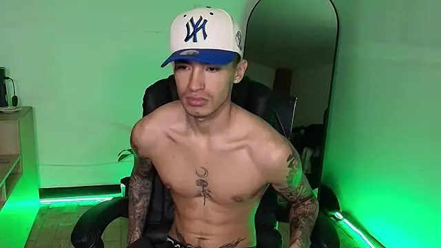 Snapshot of Damon__333 chatting on 12/03/25, 01:57 Damon 333 online show from 12/03/25, 01:57